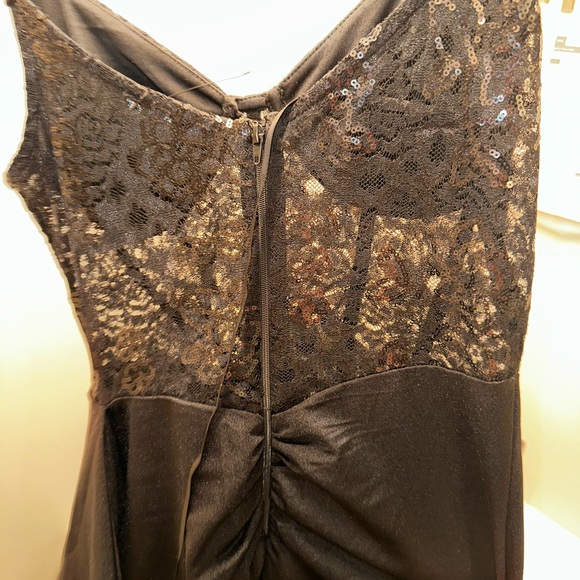 Elegant maxi dress. I only wore it once! It’s like new. - Picture 3 of 3